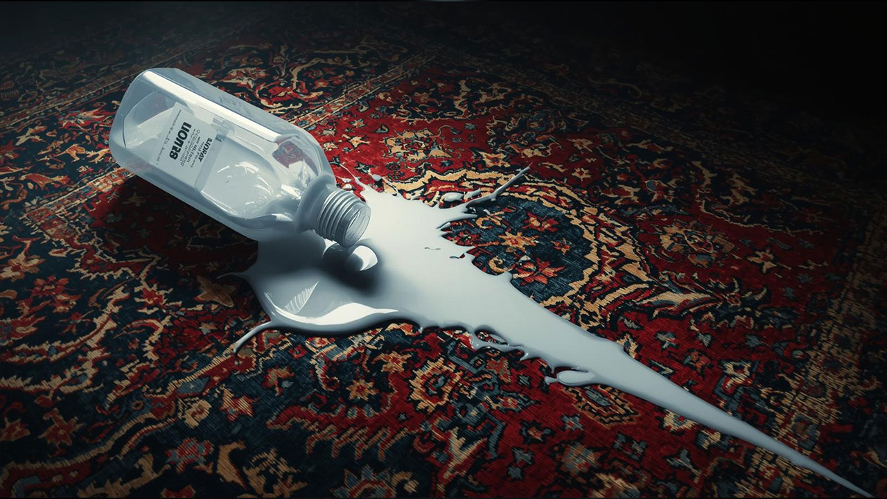 لکه سفید و مایع سفید رنگ ریخته شده روی فرش